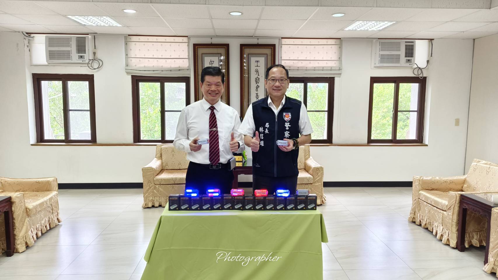 警友捐贈警用肩燈  提昇員警執勤安全