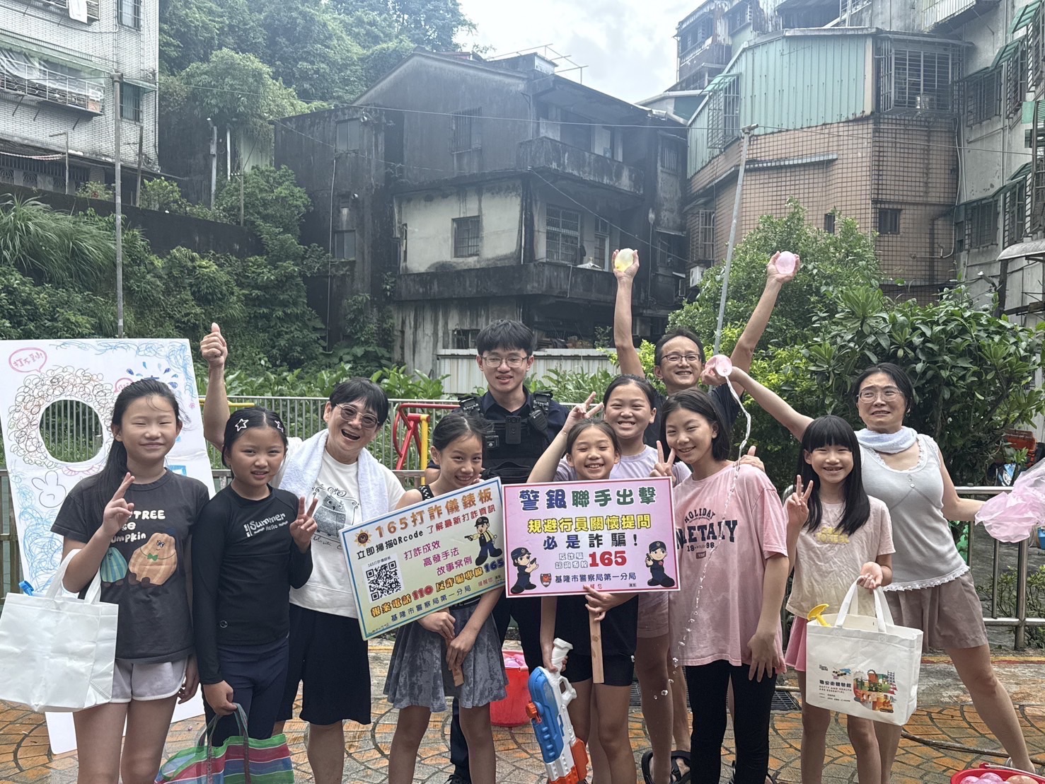 基警深入誠仁社區宣導防詐  清涼打水球不忘提升識詐力
