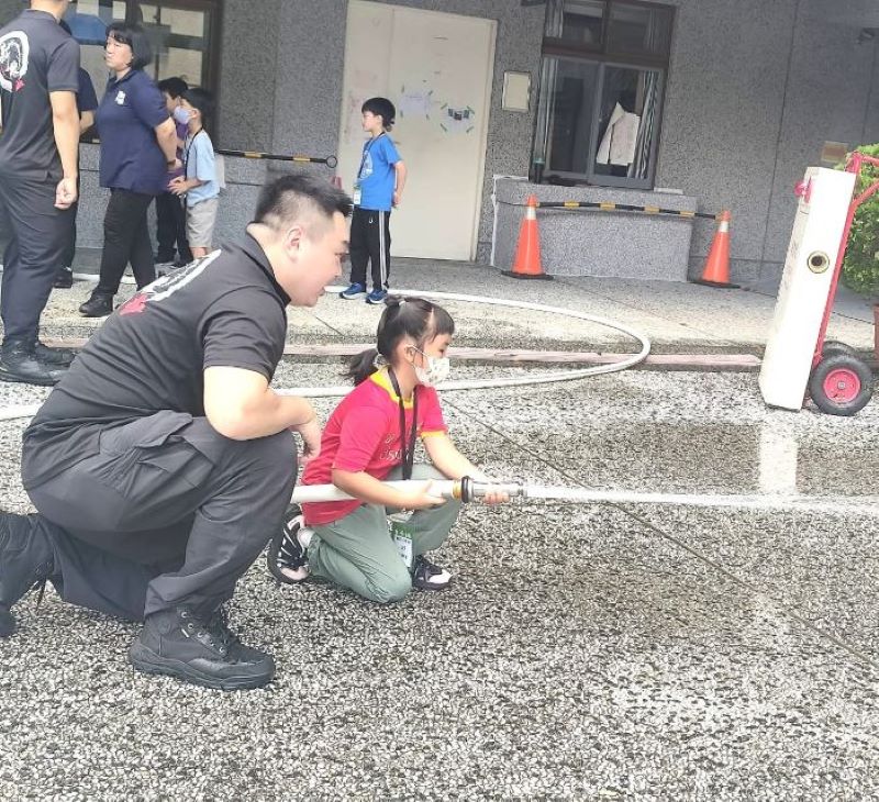 玩中學自救 新北消夏令營闖關實作防災 28 《圖說》消防夏令營擬真射水訓練。〈第七大隊提供〉