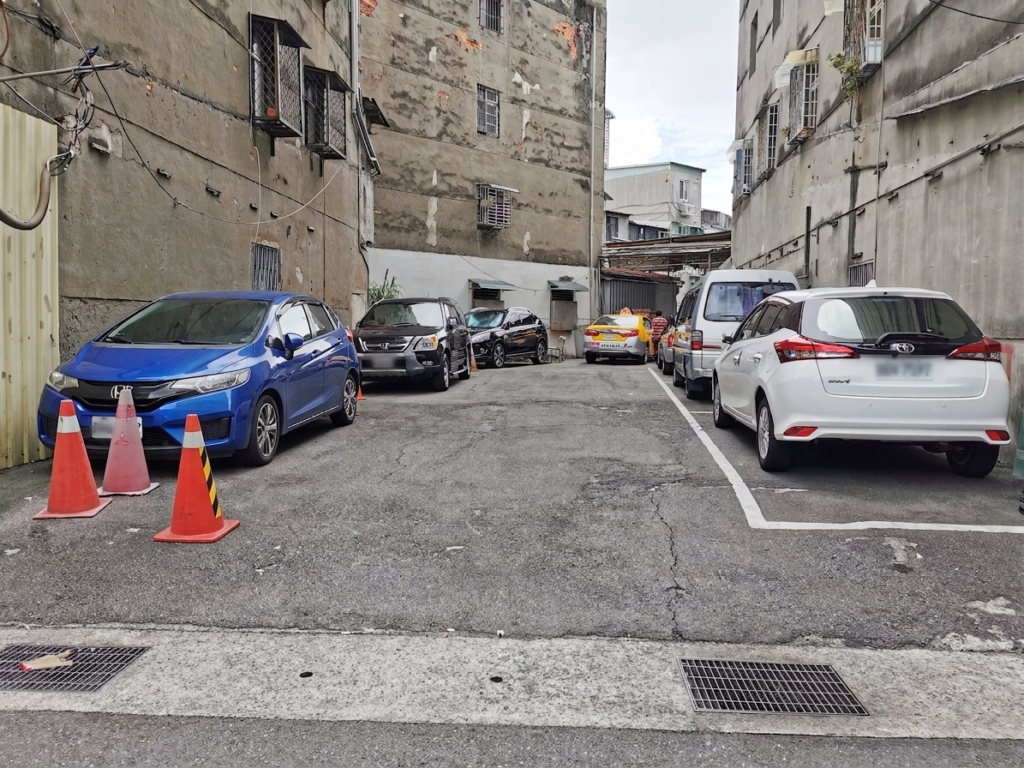 新北美樂地二.〇活化三重閒置公地 六張街、安慶街周邊新增五十七格機車停車空間 32 %E4%B8%89%E9%87%8D%E5%8D%80%E5%85%AD%E5%BC%B5%E8%A1%97248%E5%B7%B73%E8%99%9F%E3%80%81%E5%AE%89%E6%85%B6%E8%A1%97367%E8%99%9F%E9%95%B7%E6%9C%9F%E9%81%AD%E5%8D%A0%E7%94%A8%EF%BC%8C%E4%B8%94%E7%92%B0%E5%A2%83%E9%AB%92%E4%BA%82%E6%83%85%E5%BD%A2%EF%BC%8C%E9%A4%8A%E5%B7%A5%E8%99%95%E6%95%B4%E9%A0%93%E6%94%B9%E9%80%A0%E7%82%BA57%E6%A0%BC%E6%A9%9F%E8%BB%8A%E5%81%9C%E8%BB%8A%E4%BD%8D%EF%BC%8C%E7%99%BC%E6%8F%AE%E5%85%AC%E5%85%B1%E6%95%88%E7%9B%8A%E3%80%82%E5%9C%96%E7%82%BA%E6%96%BD%E5%B7%A5%E5%89%8D