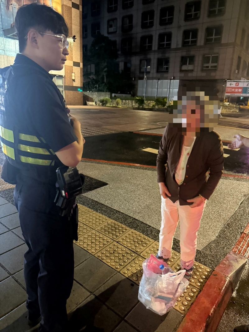 《圖說》員警到場後，先耐心安撫李婦情緒，並關心其身體狀況，確認她並無受傷或急迫就醫需求。〈中和分局提供〉
