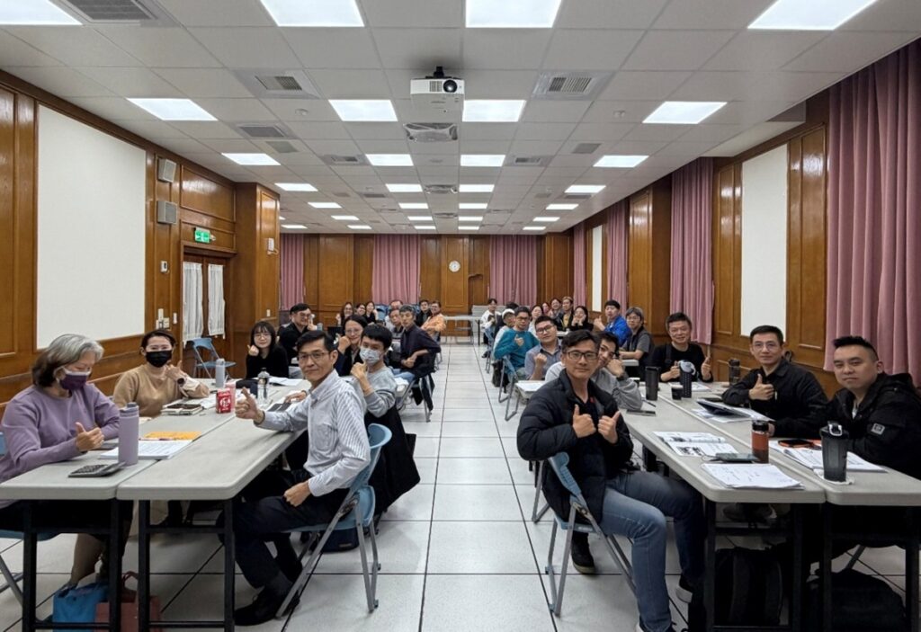 新北市手把手助攻企業減碳轉型! 減碳輔導成果交流會10/2登場 助企業掌握淨零趨勢 2 %E4%BC%81%E6%A5%AD%E4%BB%A3%E8%A1%A8%E5%8F%83%E8%88%87%E7%A2%B3%E7%9B%A4%E6%9F%A5%E8%BC%94%E5%B0%8E%E8%AA%B2%E7%A8%8B%EF%BC%8C%E8%80%83%E5%8F%96ISO14064 1%EF%BC%9A2018%E5%85%A7%E9%83%A8%E7%A8%BD%E6%A0%B8%E5%93%A1%E8%AD%89%E6%9B%B8%E5%9C%96%E7%82%BA115%E5%B9%B4%E7%A2%B3%E7%9B%A4%E6%9F%A5%E8%BC%94%E5%B0%8E%E8%AA%B2%E7%A8%8B%E7%85%A7