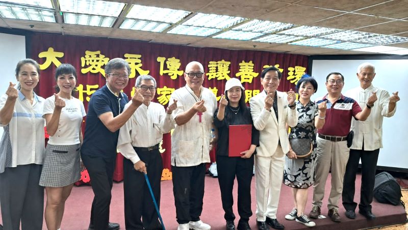 《圖說》八德榮家攜手榮民榮眷基金會辦理「大愛永傳．讓善循環」公益關懷活動，表演嘉賓與榮家長輩及工作人員開心合影，眾人比出愛心手勢，展現彼此陪伴與關懷的溫暖情誼，也為活動留下溫馨美好的紀念。〈八德榮家提供〉