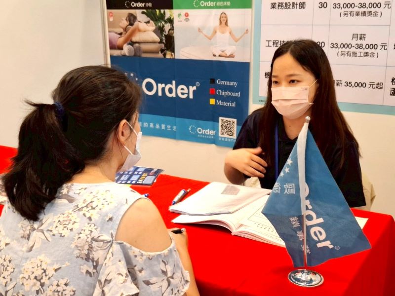 《圖說》多元企業攤位讓不同年齡層人才各展所長。〈勞工局提供〉