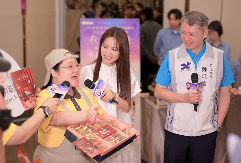 《圖說》喜憨兒庇護工場向與會貴賓展示「剛好想你禮盒」。〈勞工局提供〉
