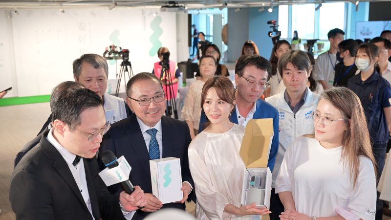 手作植栽傳遞陪伴力量 支持庇護就業 新北庇護禮《安好植光》登場 27 《圖說》侯友宜市長與代言人吳怡霈一同聆聽醒吾科大研發理念。〈勞工局提供〉