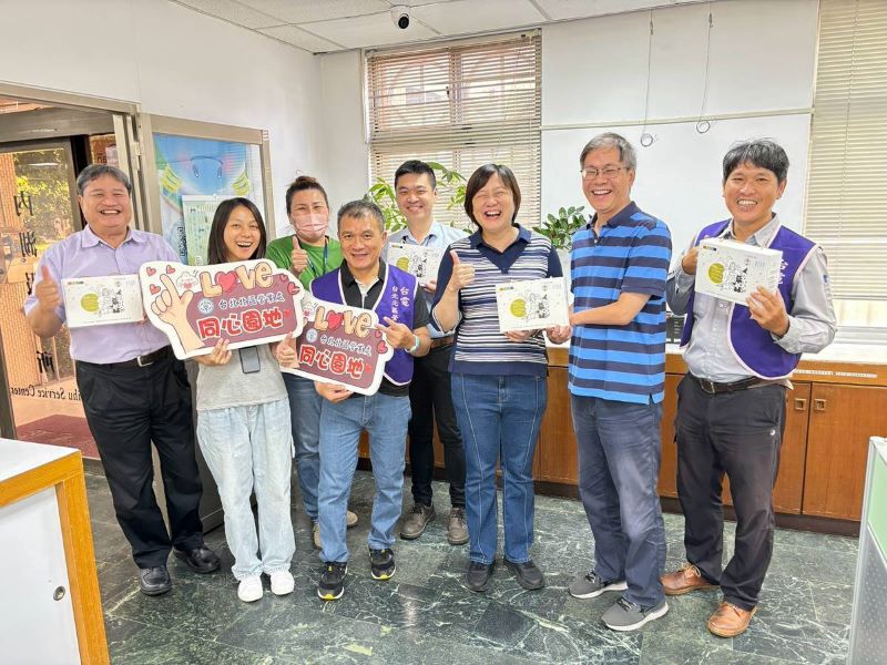 迎台電80周年慶父親節 北北區處送暖感謝同仁堅守崗位 14 《圖說》處長許一女向各單位同仁致意,贈送「愛不囉嗦」公益餅乾,感謝大家一年來的付出。〈北北區處提供〉