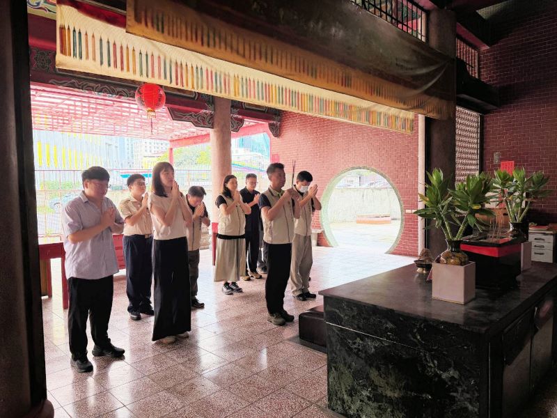 《圖說》處長陳立中(前排中)率同仁於板橋深丘里集靈祠祭拜。〈新北市榮服處提供〉