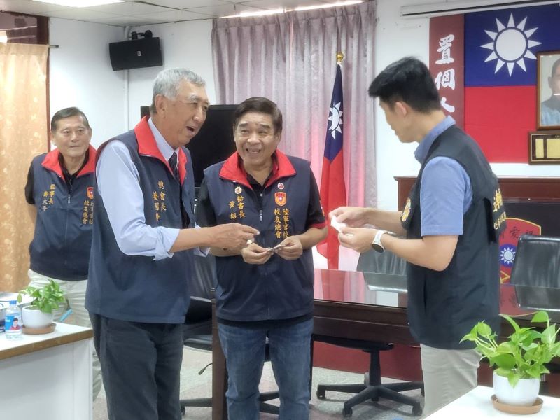 《圖說》臺北市榮民服務處長陳舜如今日率服務團隊拜會中華民國陸軍軍官學校校友總會。〈臺北市榮服處提供〉