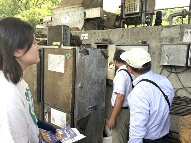 《圖說》台電北西區營業處人員辦理颱風期間降低災損宣導提醒畜牧業者落實用電管理及防颱整備，並協助檢視現場設備。〈北西區處提供〉