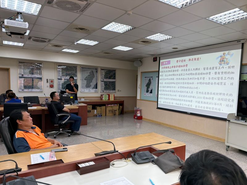 《圖說》政風室特別彙整清潔人員誤觸法網的真實案例進行剖析，提升隊員對潛在廉政風險的敏銳度，避免因法規認知不足而違法。〈環保局提供〉