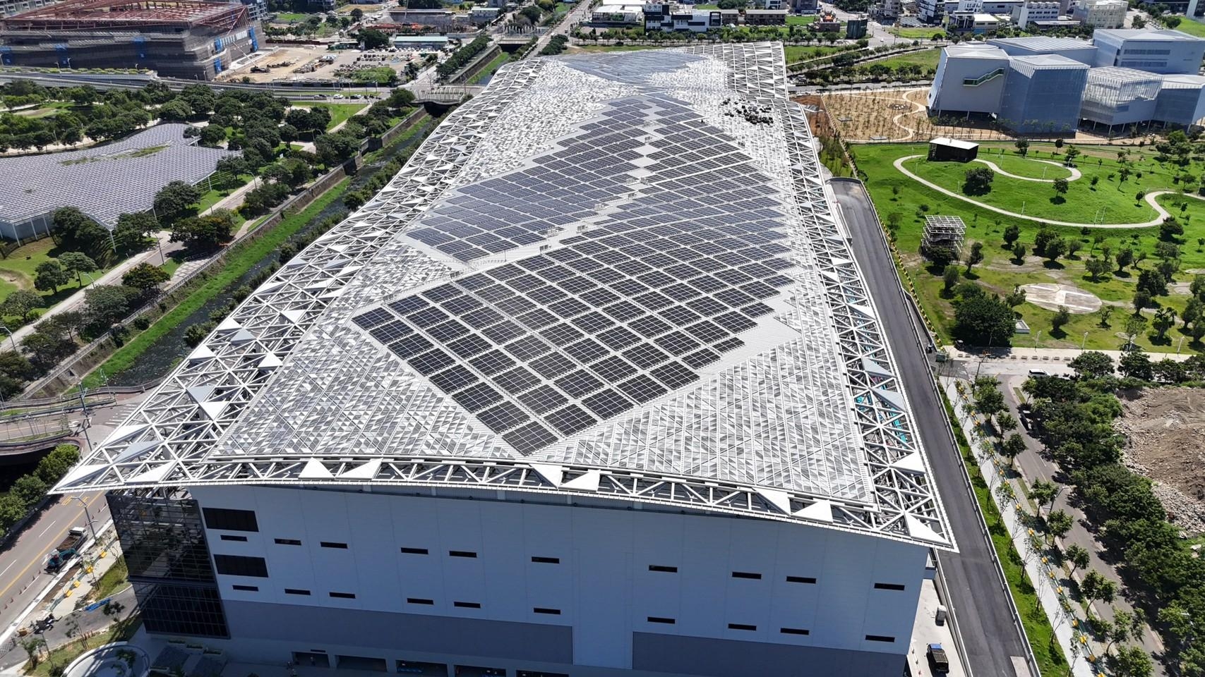 邁進1GW里程碑   中市太陽光電裝置容量達975MW