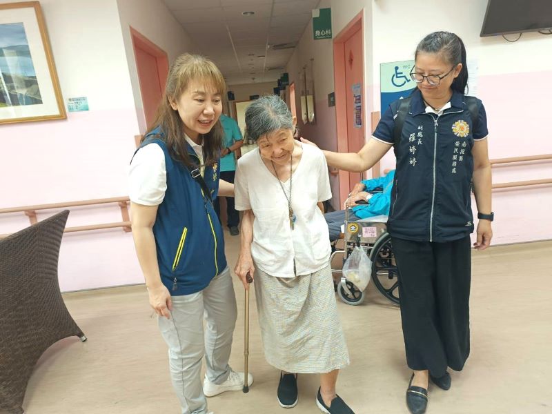 《圖說》南投縣榮服處羅婷婷副處長(右)與臺中市榮服處吳惠玲總幹事(左)陪同榮民陳奶奶入住雲林榮家失智園區。〈南投榮服處提供〉