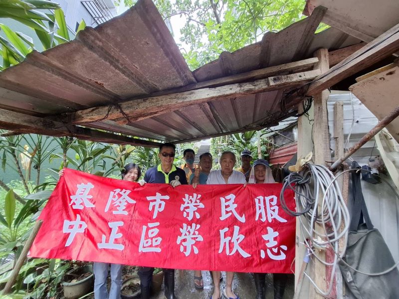用行動陪伴   基隆榮服處攜志工清階除草守護獨居榮民