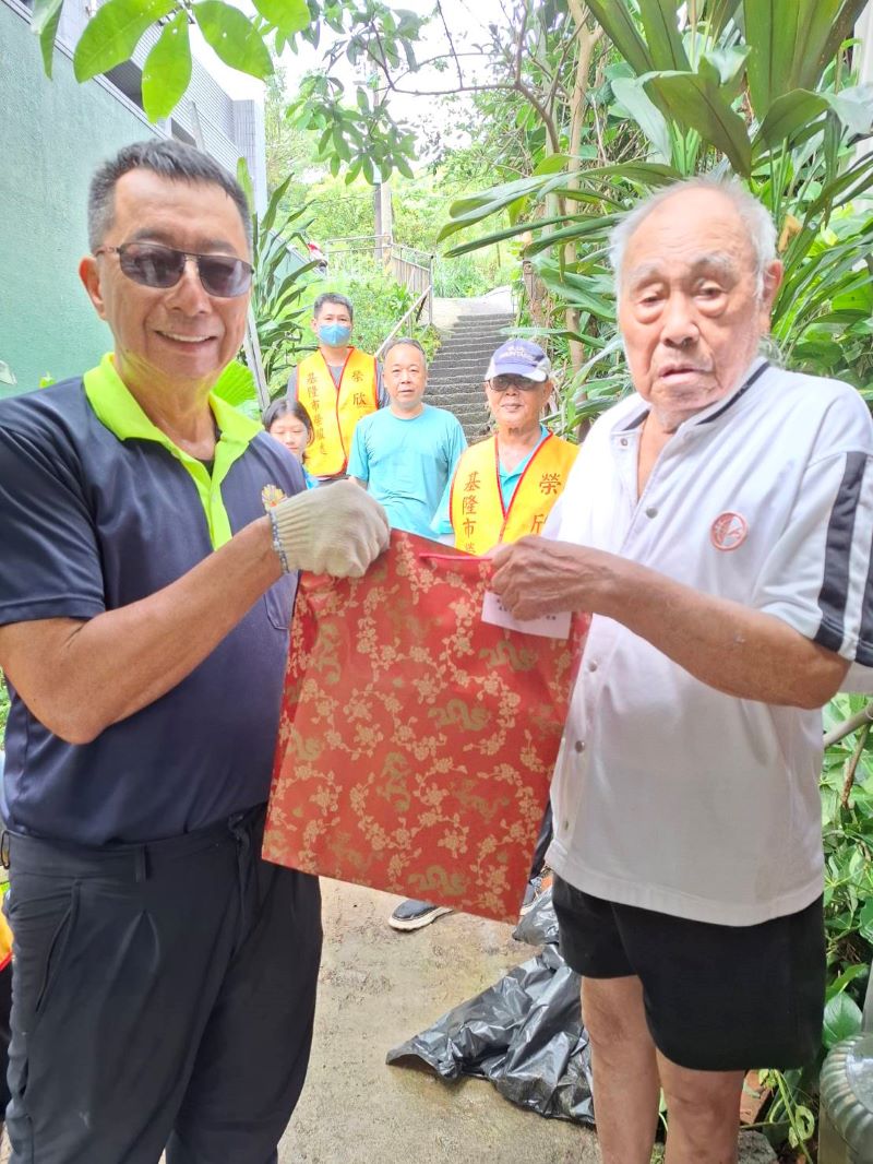 《圖說》方正處長(左)致贈慰問品予劉爺爺(右) 。〈基隆榮服處提供〉
