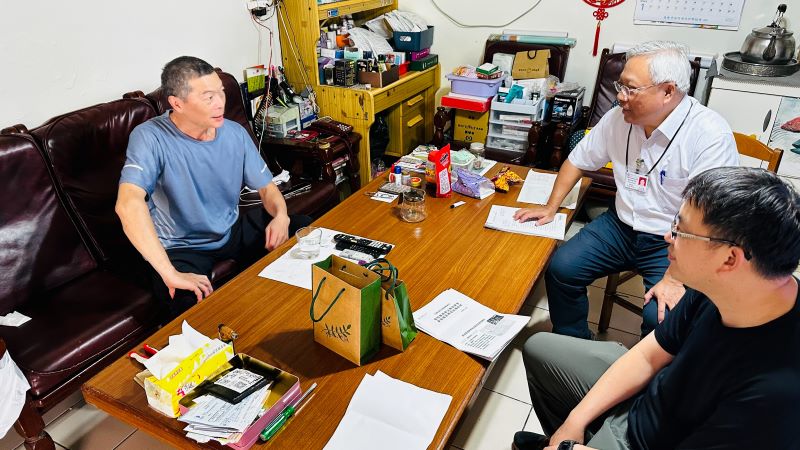 《圖說》方信傑親自拜訪畜牧及養殖業，實地說明用電安全及防颱整備二。〈基隆區處提供〉