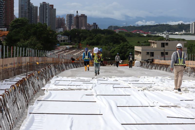 《圖說》淡北道路持續施工中，工務局督促施工團隊做好管理，確保工程品質與進度。〈工務局提供〉