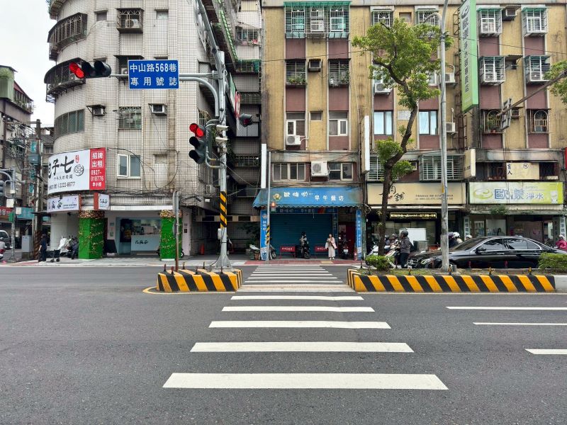 《圖說》養工處推動「中和區中山路二段至中山路三段道路改善工程」，行穿線適當退縮並增設庇護島保護行人，獲2026馬路好行評選工程類「優良」獎。〈工務局提供〉