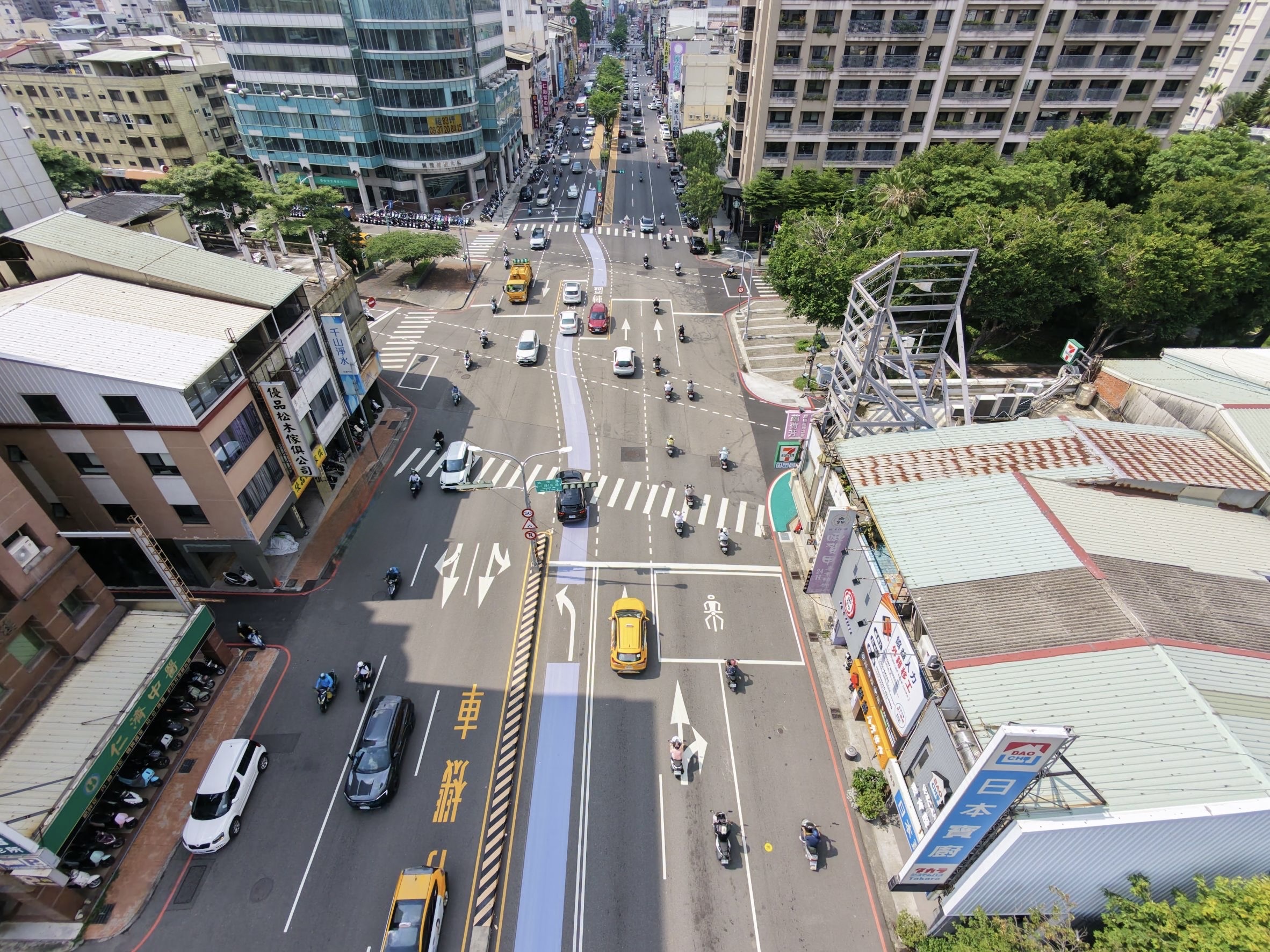 中市中清路太原路口「太燒腦」 交通局劃設彩色導引標線跟著走