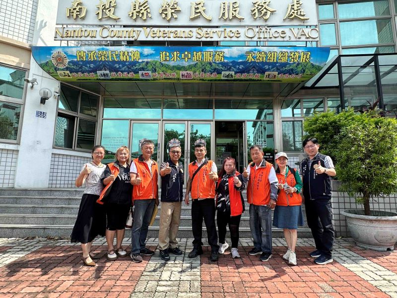 《圖說》陸海空軍相互關懷協會捐助南投縣榮服處遺孤認養金及愛心物資。〈南投榮服處提供〉