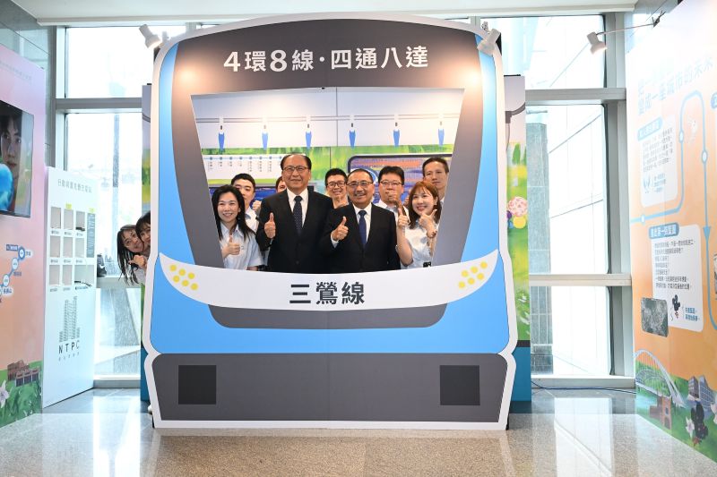 《圖說》市長侯友宜邀市民新北捷運特展拍照打卡。〈捷運局提供〉