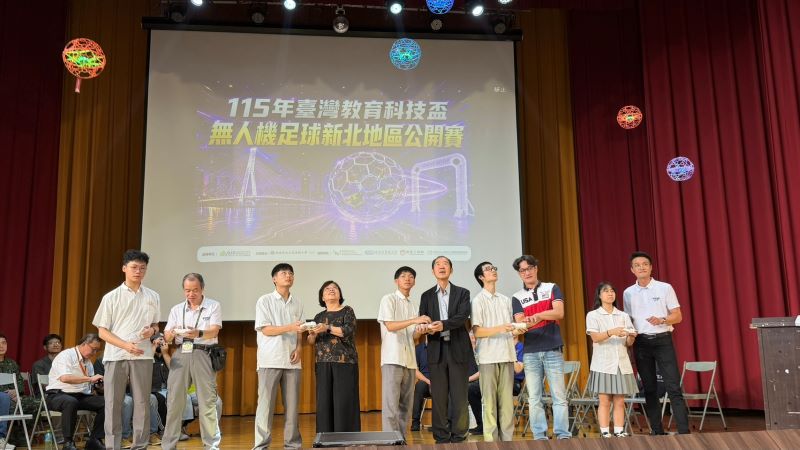 《圖說》無人機新北地區公開賽起飛儀式，學生與貴賓們共同起飛，左起；中華無人機競技運動協會蘇恆誠副理事長、新北教育局游玉英聘任督學、龍華科大楊安渡副校長、臺北市電腦商業公會孟慶雲經理、奧斯丁國際林宏哲經理。〈教育局提供〉