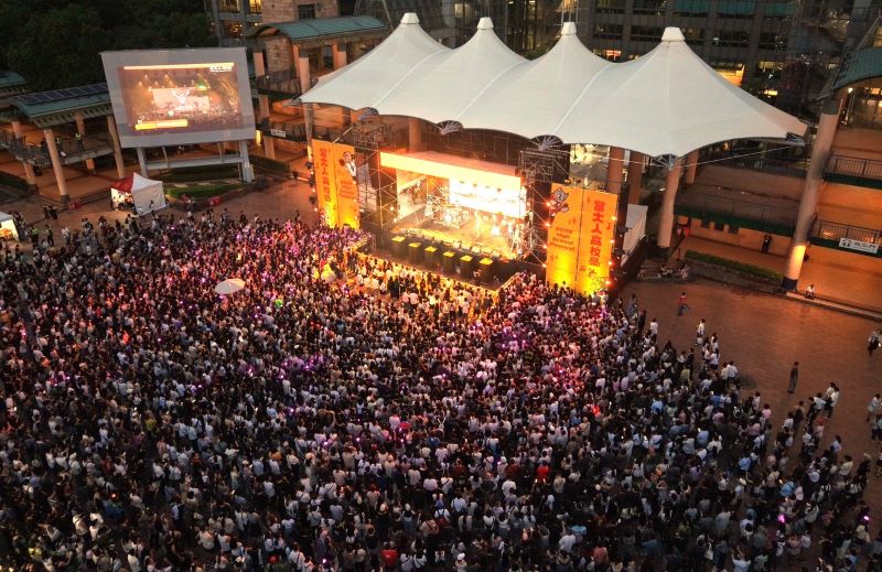 「當大人高校祭」變身青春派對 萬人同樂嗨翻市民廣場 25 《圖說》新北當大人高校祭吸引上萬人次。〈教育局提供〉