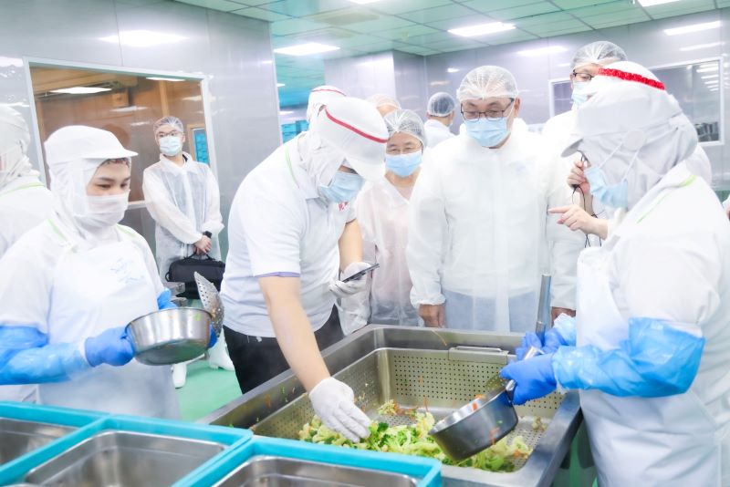 《圖說》市長侯友宜實地巡查團膳作業，查看烹煮後食材溫度檢測結果。〈教育局提供〉