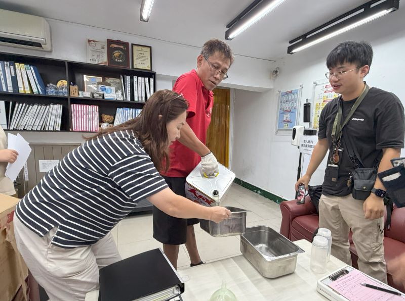 開學前食安大體檢 新北稽查14家團膳業者逐項把關 20 《圖說》教育局攜手衛生局於暑假期間啟動校園團膳業者食用油品專案聯合稽查。〈教育局提供〉
