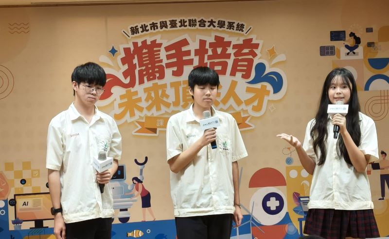 提早規畫升學方向 新北攜手北聯大四校培育未來頂尖人才 24 《圖說》新北市「未來頂尖人才」課程計畫學生介紹課程。〈記者葉柏成攝〉