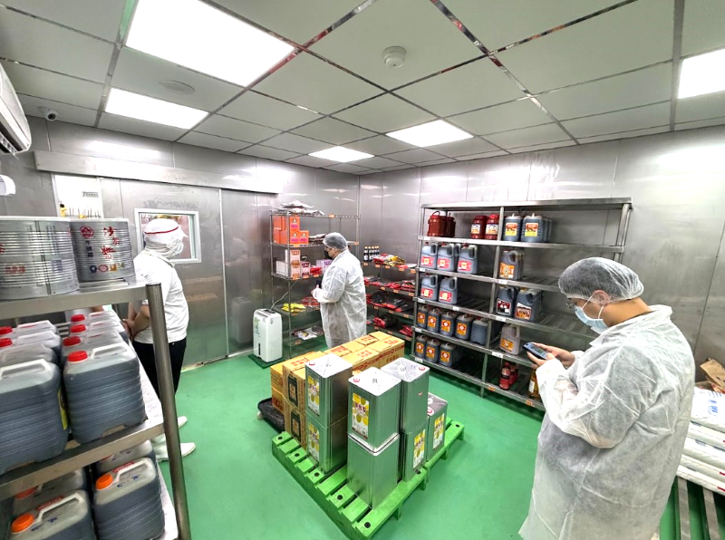 開學前食安大體檢 新北稽查14家團膳業者逐項把關 19 《圖說》新北市教育局及衛生局聯合稽查食品及油品衛生,為食安把關。〈教育局提供〉