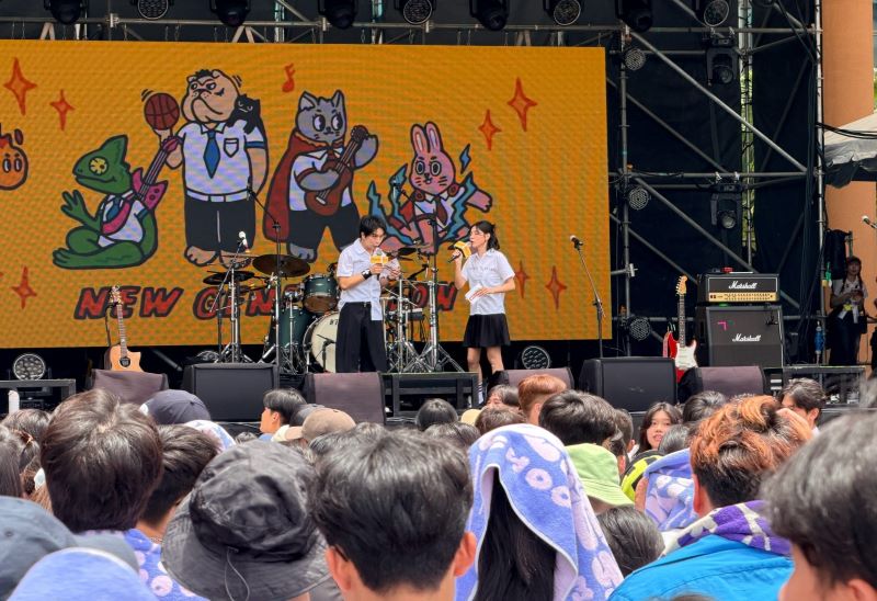原創畢業歌唱出青春 「當大人高校祭」嗨翻新北 19 《圖說》派翠克、宇珊搭檔主持串起雙舞臺演出。〈教育局提供〉
