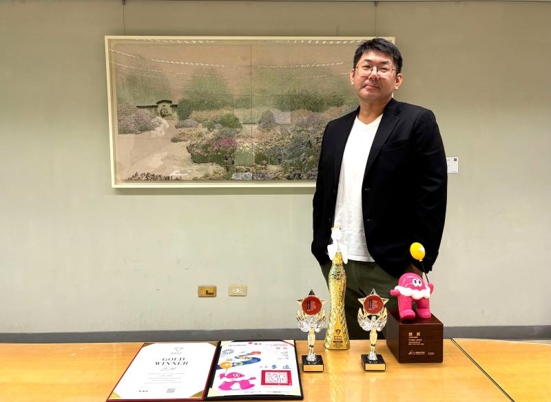 文化創新力再獲國際肯定 《月光織戀仙履林園》抱回三大獎 5 《圖說》導演劉育樹與《月光織戀 仙履林園》光雕秀獲獎獎盃合影。〈文化局提供〉
