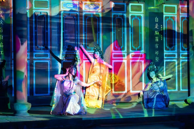 文化創新力再獲國際肯定 《月光織戀仙履林園》抱回三大獎 6 《圖說》當代傳奇劇場舞者化身牛郎織女,穿梭於光影之間,演繹動人的愛情傳說。〈文化局提供〉