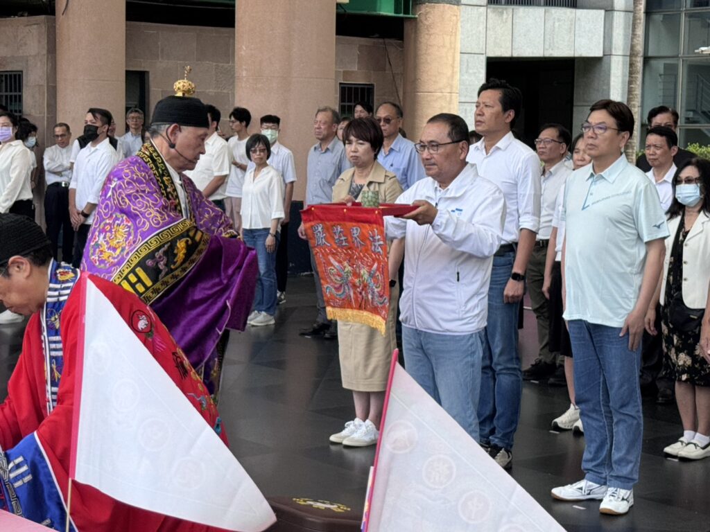 新北市府中元普度 侯市長祈求新北平安 交通暢通 20 %E6%96%B0%E5%8C%97%E5%B8%82%E6%94%BF%E5%BA%9C%E8%88%89%E8%BE%A6115%E5%B9%B4%E4%B8%AD%E5%85%83%E6%99%AE%E6%B8%A1%E7%A5%AD%E5%85%B8%EF%BC%8C%E4%BE%AF%E5%8F%8B%E5%AE%9C%E5%B8%82%E9%95%B7%E7%8E%87%E5%B8%82%E5%BA%9C%E5%9C%98%E9%9A%8A%E7%A5%AD%E6%8B%9C