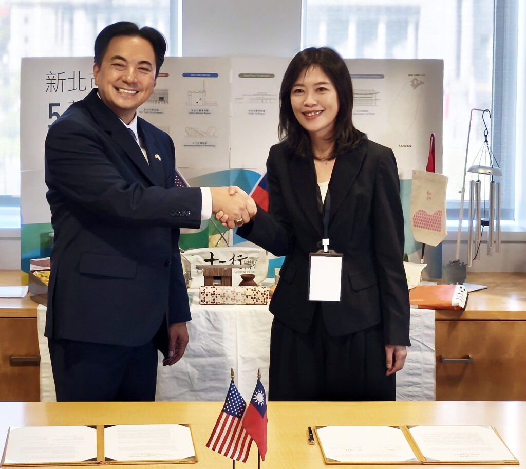 跨越太平洋! 新北、美國灣區圖書館借閱證互惠臺美共享跨國數位閱讀資源 20 %E6%96%B0%E5%8C%97%E5%B8%82%E7%AB%8B%E5%9C%96%E6%9B%B8%E9%A4%A8%E9%A6%96%E5%BA%A6%E6%94%9C%E6%89%8B%E7%BE%8E%E5%9C%8B%E8%88%8A%E9%87%91%E5%B1%B1%E7%81%A3%E5%8D%80%E4%B8%89%E5%A4%A7%E5%85%AC%E5%85%B1%E5%9C%96%E6%9B%B8%E9%A4%A8%E7%B3%BB%E7%B5%B1%EF%BC%8C%E5%BB%BA%E7%AB%8B%E8%B7%A8%E5%9C%8B%E9%96%B1%E8%AE%80%E5%90%88%E4%BD%9C%E5%A4%A5%E4%BC%B4%E9%97%9C%E4%BF%82%E3%80%82%E5%B7%A6%EF%BC%9A%E7%BE%8E%E5%9C%8B%E8%88%8A%E9%87%91%E5%B1%B1%E5%85%AC%E5%85%B1%E5%9C%96%E6%9B%B8%E9%A4%A8%E9%95%B7Michael Lambert%EF%BC%8C%E5%8F%B3%EF%BC%9A%E6%96%B0%E5%8C%97%E5%B8%82%E7%AB%8B%E5%9C%96%E6%9B%B8%E9%A4%A8%E9%95%B7%E5%90%B3%E4%BD%B3%E7%8F%8A%E9%A4%A8