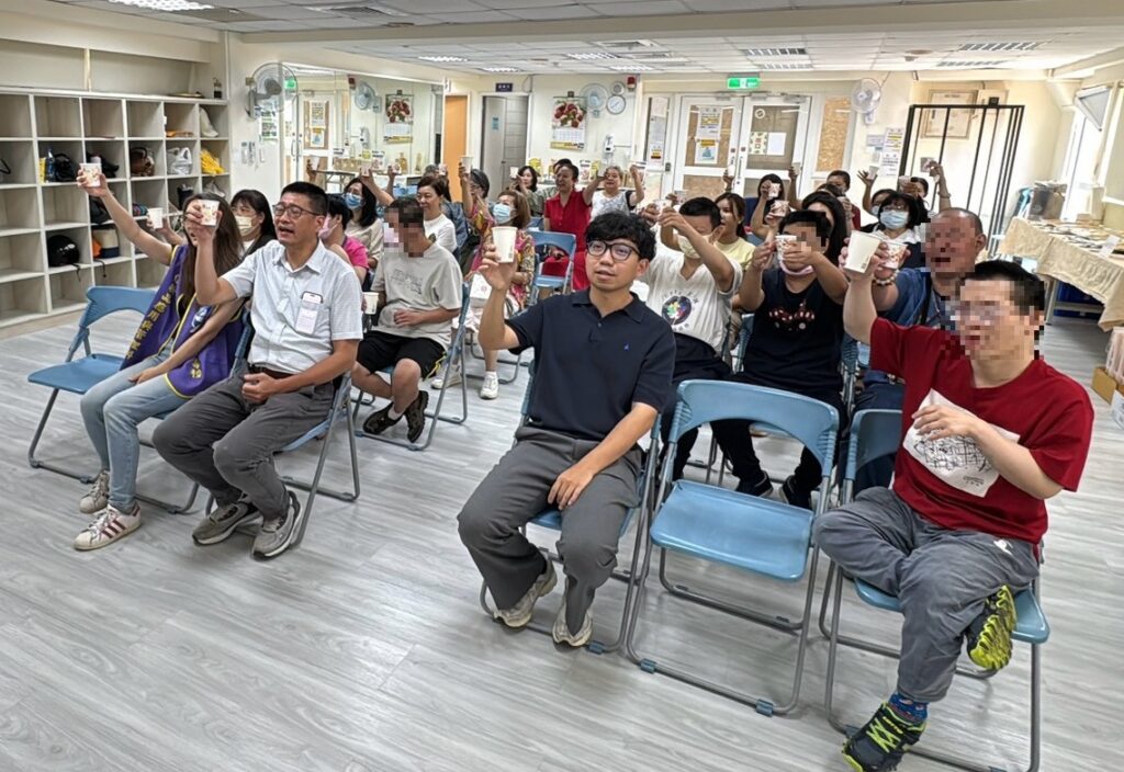 北投父親節人口政策活動! 新二代作夥熬製「爸氣養生湯」感謝父愛 11 %E6%96%B0%E8%81%9E%E7%A8%BF %E9%99%B3%E7%8E%A0%E9%8A%98%E8%AA%B2%E9%95%B7%E8%88%87%E6%B4%BB%E5%8B%95%E5%8F%83%E8%88%87%E8%80%85%E8%88%89%E6%9D%AF%E5%85%B1%E9%A3%B2%E9%A4%8A%E7%94%9F%E6%B9%AF%E5%90%91%E7%88%B6%E8%A6%AA%E7%AF%80%E8%87%B4%E6%84%8F