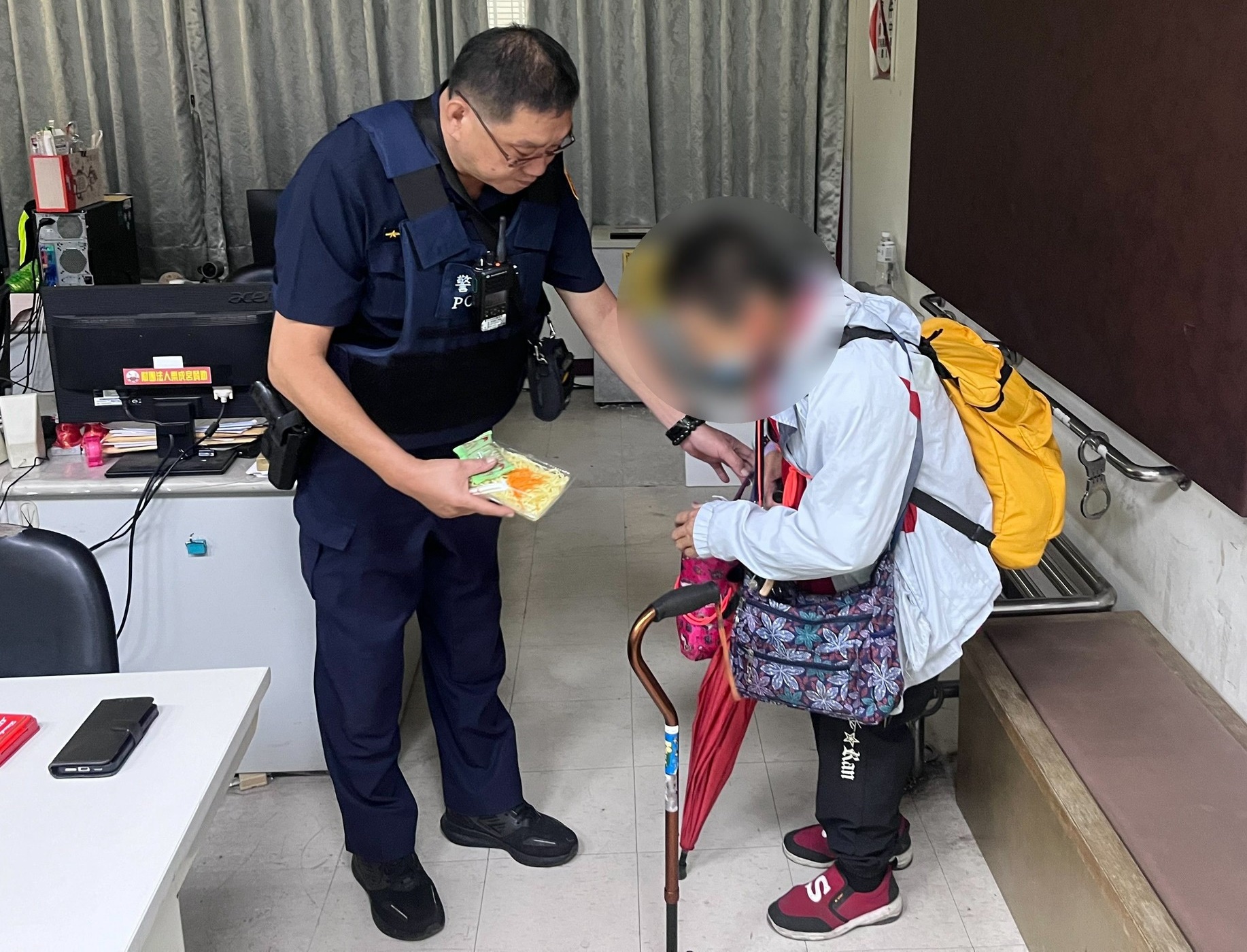 暖警幫助婦人安然返家          親帶自種竹筍聊表謝意