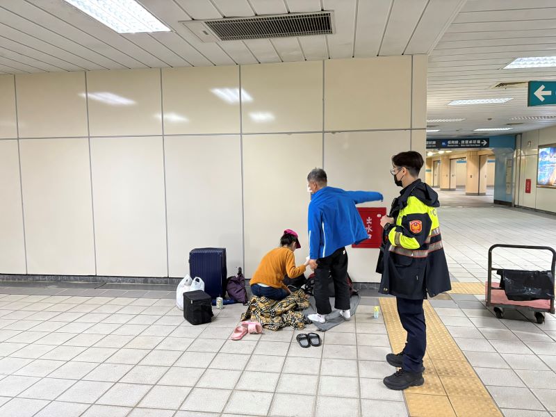 強化熱點巡守 板橋警啟動街友專案兼顧關懷安置 15 《圖說》車站、廟宇周邊域,常有街友駐足,警方除落實平日巡邏勤務,也針對街友聚集熱點加強盤查、關懷與勸導。〈板橋分局提供〉
