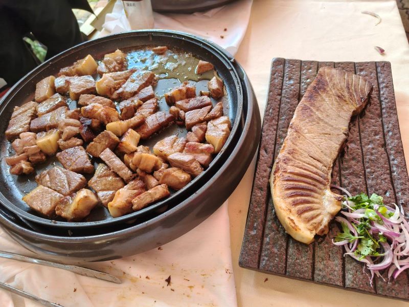 《圖說》現場料理的黑鮪魚腹肉排，色香味俱全。〈記者葉柏成攝〉