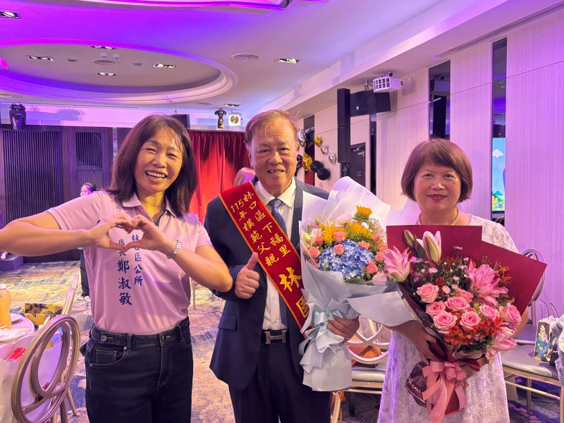 父愛撐起一個家 林口表揚模範父親溫馨祝福 16 《圖說》區長鄭淑敏到各桌感謝各位爸爸今日的隆重與會,與大家歡慶佳節。〈林口公所提供〉