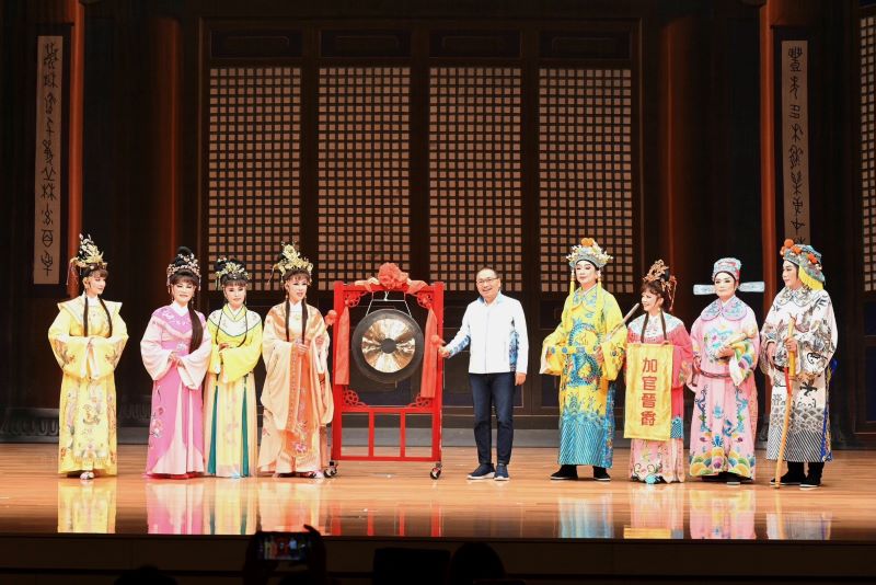 《圖說》115年度「新北市敬老獻藝歌仔戲」，由市府局處首長及市議員同台演出全新戲碼《金殿抗婚》。〈新聞局提供〉
