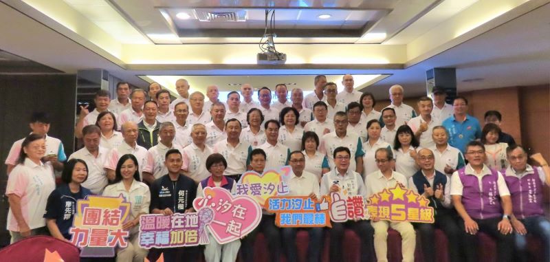 《圖說》里政交流座談會中，侯友宜市長與里長及地方仕紳合影。〈民政局提供〉