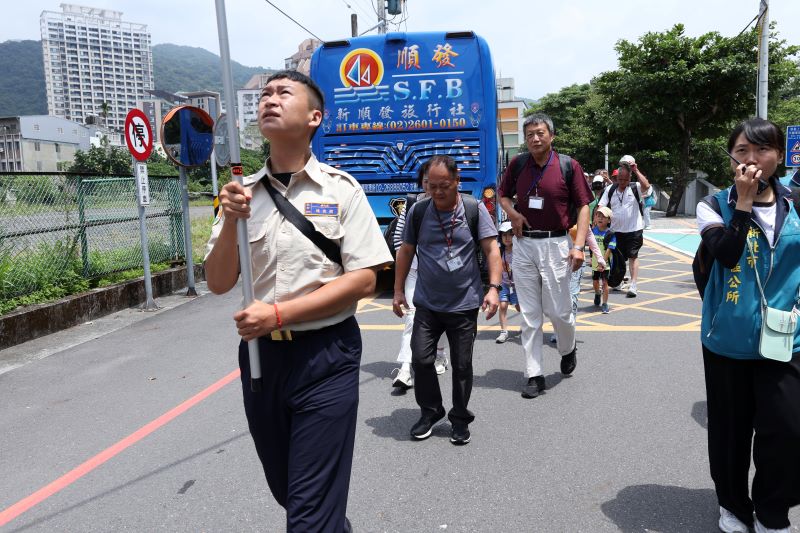 《圖說》替代役男引導民眾進行跨縣市疏散撤離。〈民政局提供〉