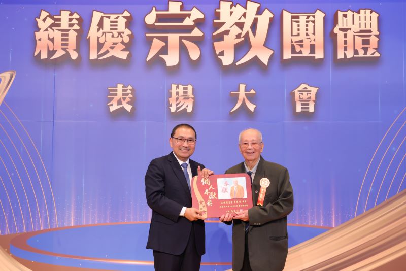 《圖說》最年長者為92歲淡水行忠宮總幹事李忠清，早年負責宮務及祭典事務，現高齡仍每日清晨至廟中敬茶奉香，展現堅定奉獻精神。〈民政局提供〉