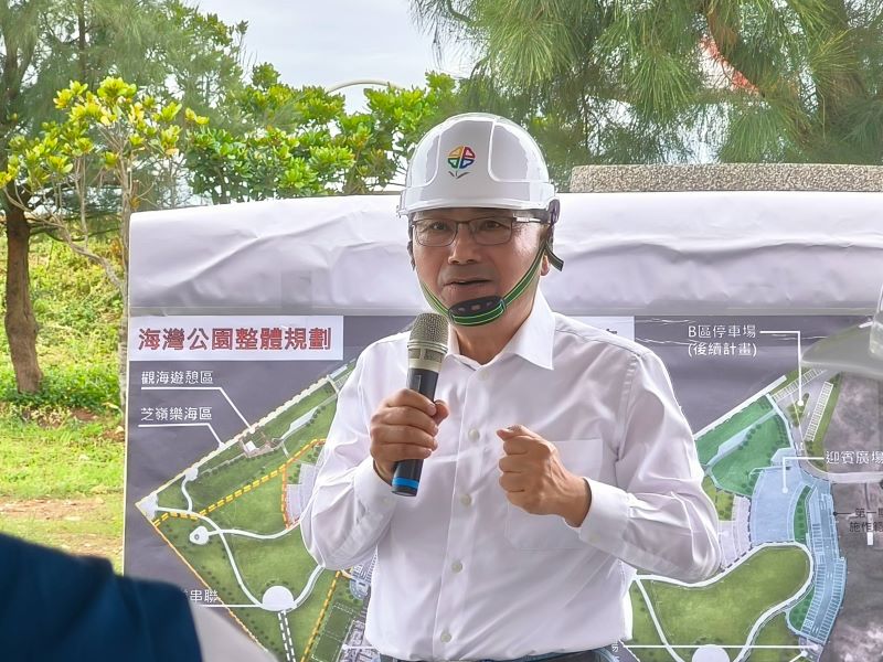 行動治理走訪三芝石門 侯友宜盯基建拚宜居、觀光永續 25 《圖說》侯友宜市長視察三芝海灣公園環境,市府將優化周邊空間,為市民打造安心樂活的海岸環境。〈民政局提供〉