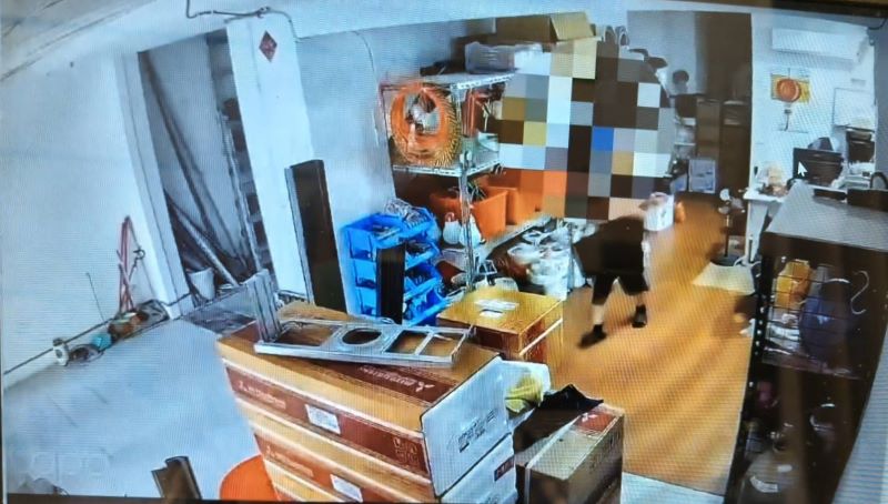 《圖說》蘇男以「順手牽羊」方式竊取財物，遭竊物品包括愛心捐款箱、錢包等。〈永和分局提供〉