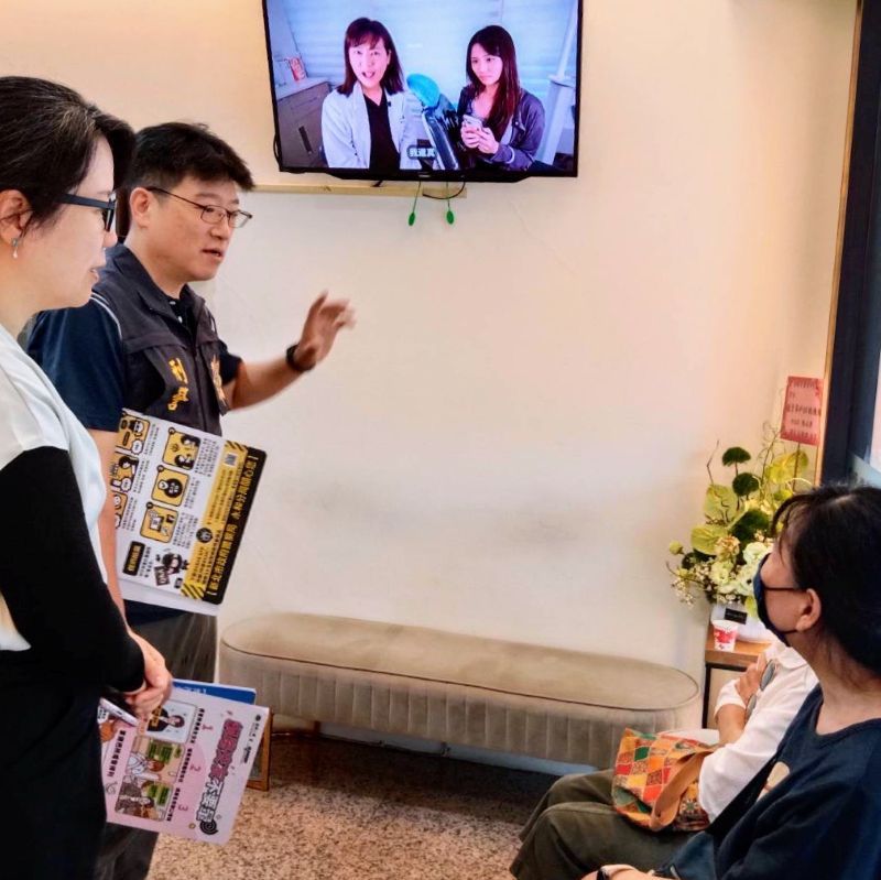 守護民眾荷包 永和警攜手診所打造「識詐候診站」 4 《圖說》永和分局員警透過播放宣導資訊、張貼識詐素材,讓民眾在等待看診的零碎時間,也能接觸實用的防詐資訊。〈永和分局提供〉
