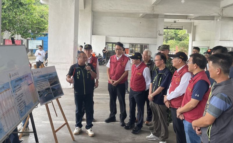《圖說》瑞芳區漁會總幹事黃志明向市長報告，針對漁港區防波堤建設，有效降低區內浪高提供穩定性，表達謝意。〈消防局提供〉