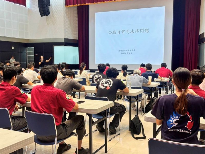 《圖說》臺北地方檢察署黃珮瑜檢察官授課，深入淺出分享廉政法治實務，強化同仁法紀觀念。〈消防局提供〉